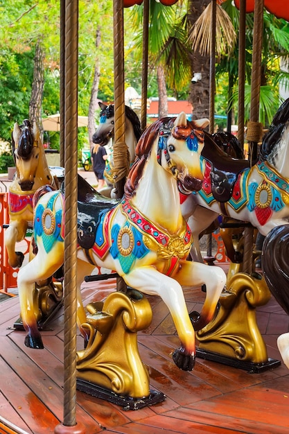 Carrossel com cavalos no parque de diversões