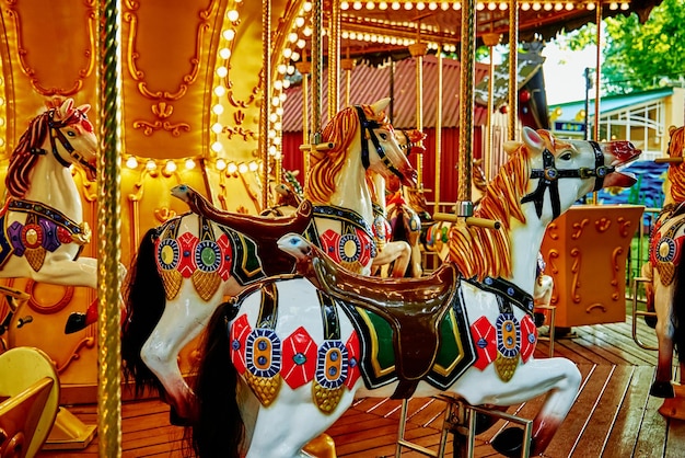 Carrossel de cavalos no parque de diversões