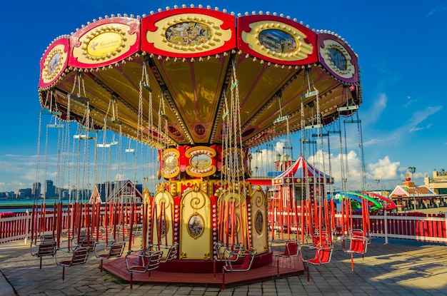 Carrossel infantil no parque em um dia de verão.