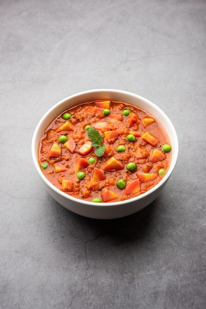 Carrot Curry ou Garar Gravy sabzi feito com purê de tomate e especiarias, servido em uma tigela