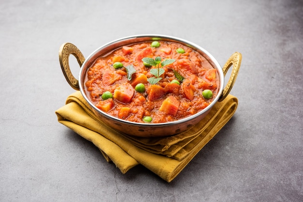 Carrot Curry ou Garar Gravy sabzi feito com purê de tomate e especiarias, servido em uma tigela