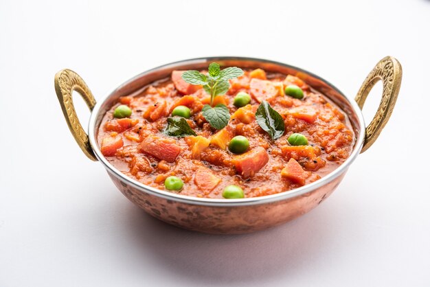 Carrot Curry ou Garar Gravy sabzi feito com purê de tomate e especiarias, servido em uma tigela