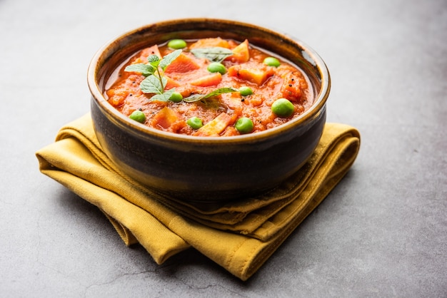 Carrot Curry ou Garar Gravy sabzi feito com purê de tomate e especiarias, servido em uma tigela