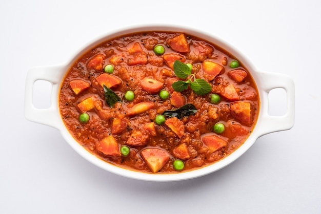Carrot Curry ou Garar Gravy sabzi feito com purê de tomate e especiarias, servido em uma tigela