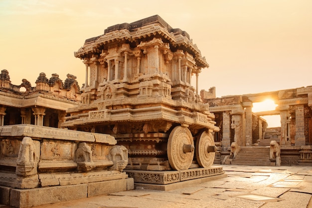 Carruagem de pedra no templo de Hampi Vittala ao pôr do sol