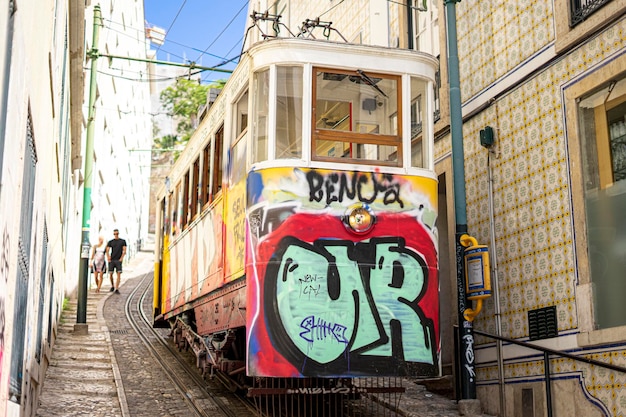 Foto el carruaje del ascensor de la acera de lavra en la ciudad de lisboa