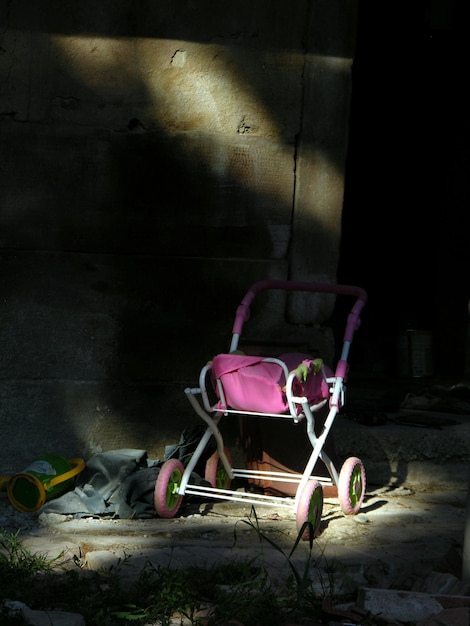 El carruaje de bebé obsoleto en una casa abandonada