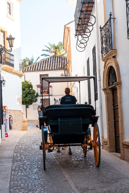 Carruaje con turistas junto a la Iglesia de Santa María la Mayor en el centro histórico de Ronda Málaga