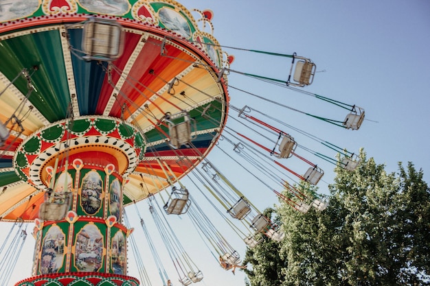 Carrusel con cadenas en un parque de diversiones en un día soleado de verano