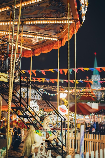 Carrusel colorido en el parque de atracciones por la noche