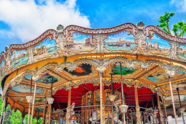 Carrusel de entretenimiento para los más pequeños Caballos en un carnaval