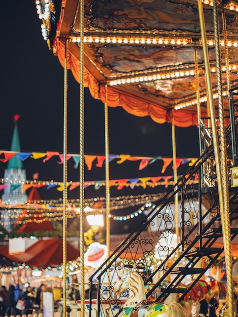 Foto carrusel iluminado en un parque de atracciones