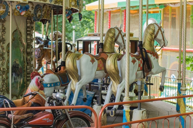 Un carrusel de niños en el parque