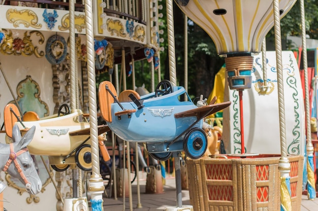 Un carrusel de niños en el parque