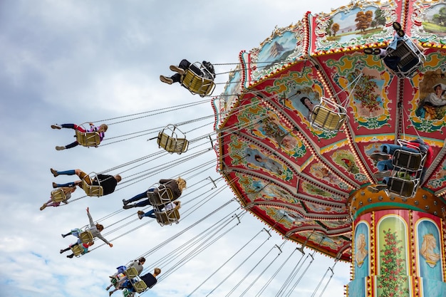 Carrusel sobre fondo de cielo nublado Oktoberfest Baviera Alemania