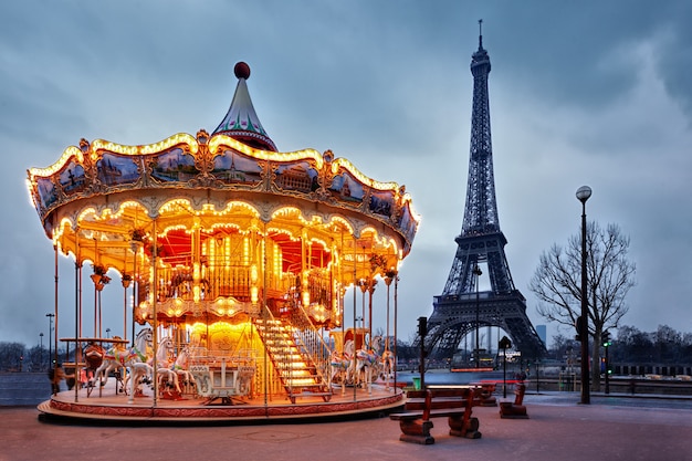 Carrusel vintage cerca de la Torre Eiffel, París