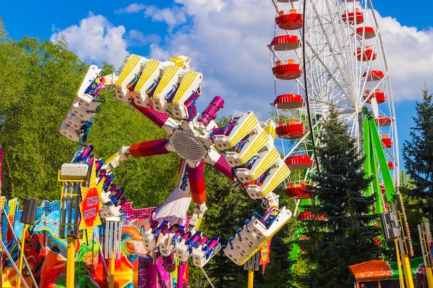 Carruseles y atracciones en el parque infantil. Cheboksary, Rusia, 19/05/2018