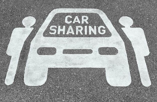 Carsharing-parksymbole auf asphaltstraße carsharing-service oder mietkonzept