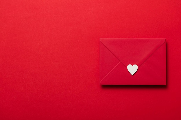 Carta de amor de San Valentín Sobre rojo con corazones blancos