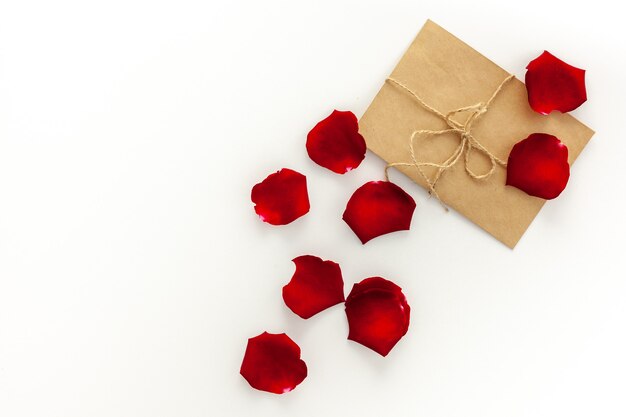 Carta de amor en un sobre con una rosa roja