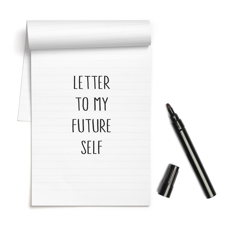 Foto carta ao meu futuro eu escrita num caderno de papel