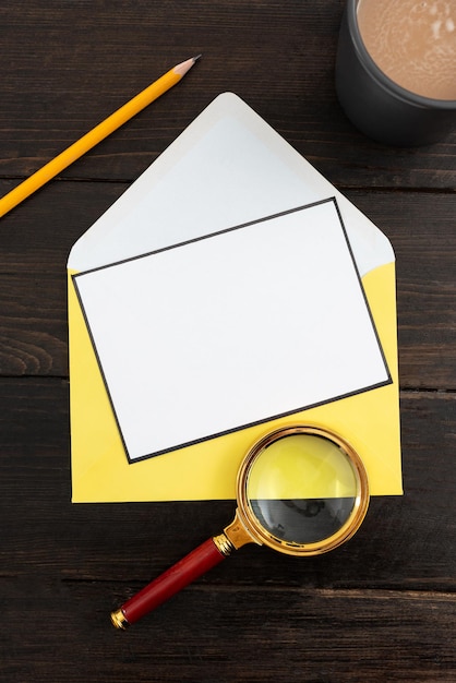 Foto carta en blanco con taza de café de sobre y papelería sobre fondo de madera planes de negocios con bebida y papelería sobre la mesa está mostrando noticias cruciales e importantes