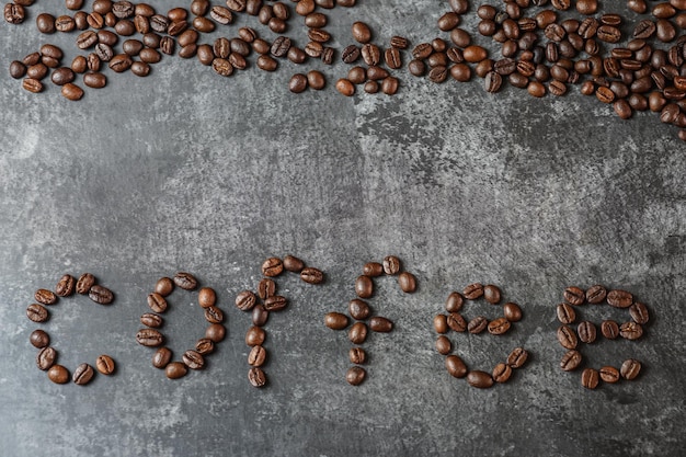 Carta de CAFEÍNA arreglada con granos de café sobre fondo de madera con algo de espacio para tu texto