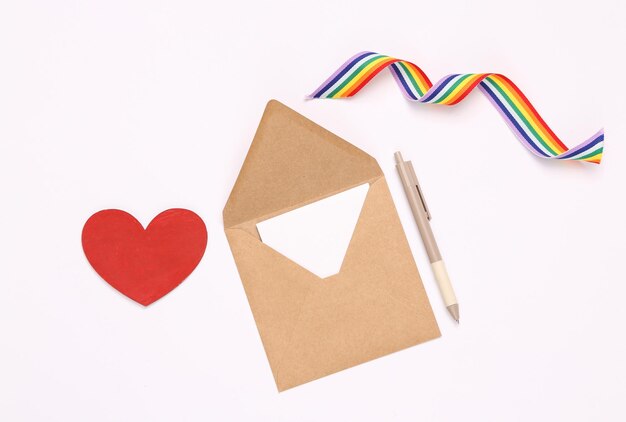 Carta de amor com fita de símbolo de arco-íris lgbt em fundo branco com coração vermelho