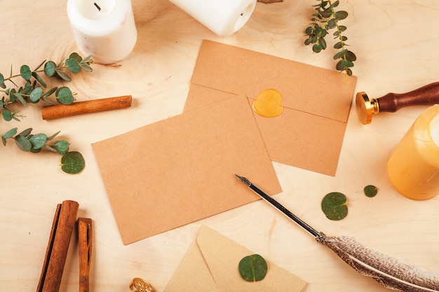 Carta estacional con una pluma vintage pluma sobre fondo de madera