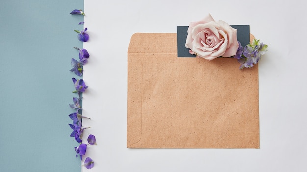 Carta de felicitación decorada con flores sobre un fondo blanco. Endecha plana.