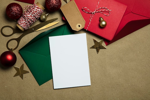 Carta de Navidad a Sant Carta y sobre con adornos festivos