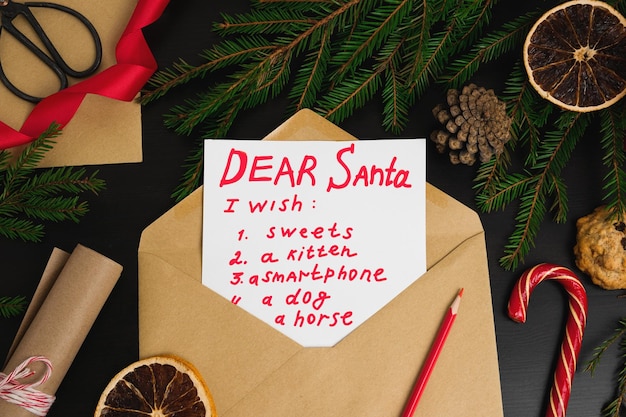 Carta a Papá Noel de los niños en un escritorio Querido Papá Noel Vista superior de la lista de deseos del niño Padre alegre