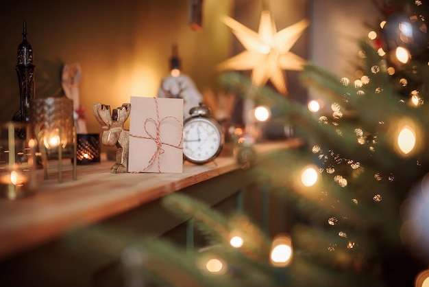 Carta para o papai noel deixada na mesa ao lado do despertador decoração de natal conceito de natal