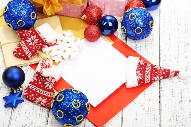 Carta para o Papai Noel em close-up de mesa de madeira