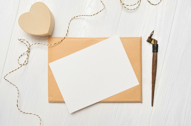 Carta con una pluma caligráfica sobre tabla de madera