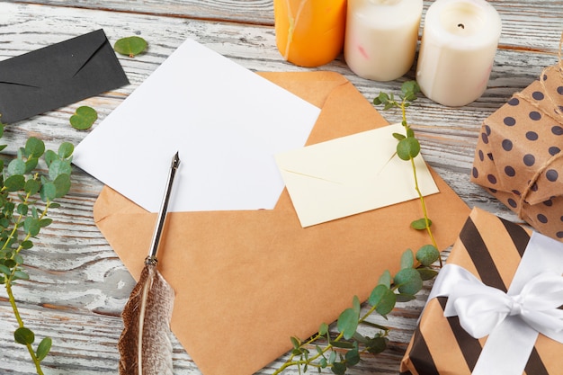 Carta a Santa Claus con papel sobre fondo de madera