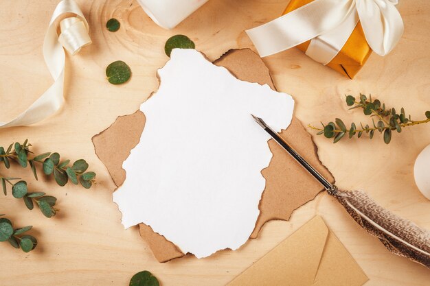 Carta sazonal com uma caneta de pena de penas vintage na madeira