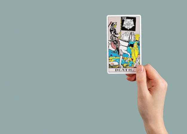 Carta del tarot de la muerte en la mano Fondo de banner con espacio de copia para texto