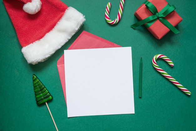 Carta vacía de Navidad en blanco a Santa con caja de regalo y bastones de caramelo