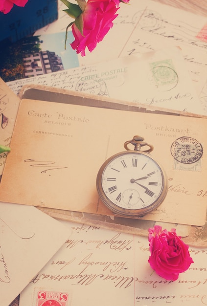 Carta vintage con espacio de copia y reloj antiguo, tonos retro