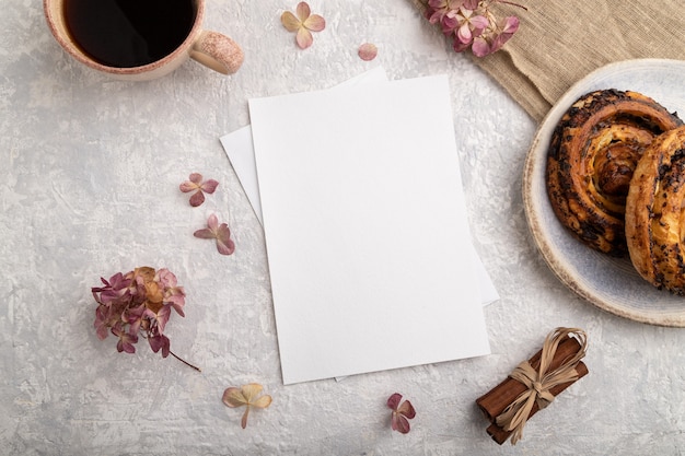 cartão branco, com flores de hortênsia, pão, xícara de café, tecido de linho,