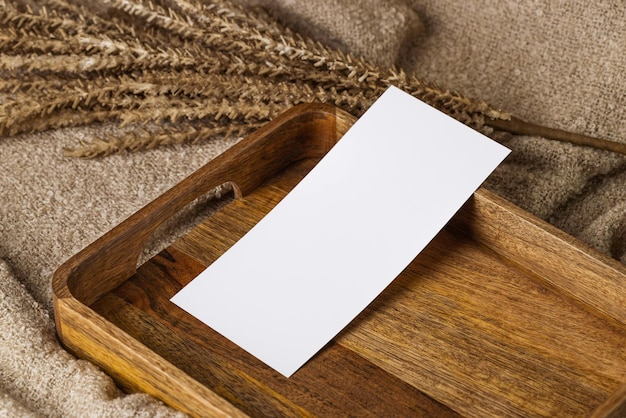 Cartão branco em bandeja de madeira Foto de estoque