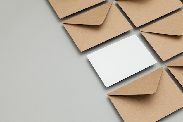 Cartão branco em branco com kraft papel marrom envelope modelo simulado acima