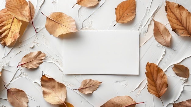 Cartão branco vazio com folhas caídas