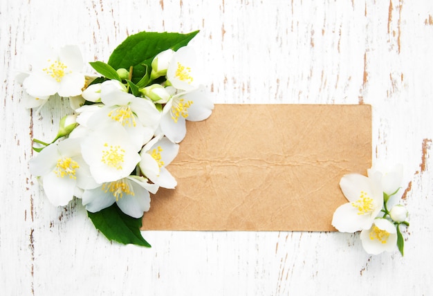 Cartão com flores de jasmim