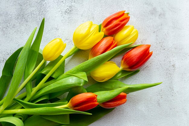 Cartão comemorativo do Dia Internacional da Mulher, flores de tulipas, vista superior