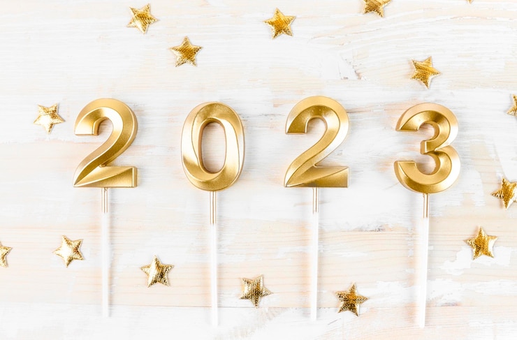 Foto cartão de ano novo com os números do próximo ano 2023 feito de material dourado com deocrations