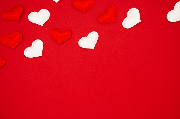 Cartão de celebração em fundo vermelho Um cartão decorado com corações Lugar para visualização superior do texto