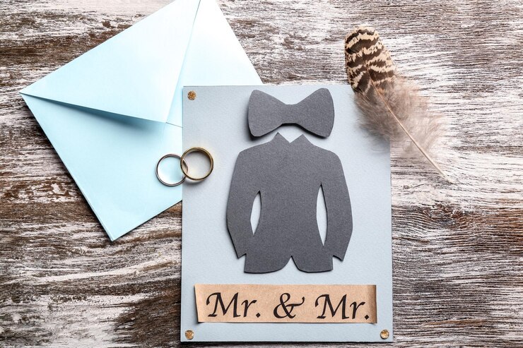 Foto cartão de convite para casamento gay em fundo de madeira