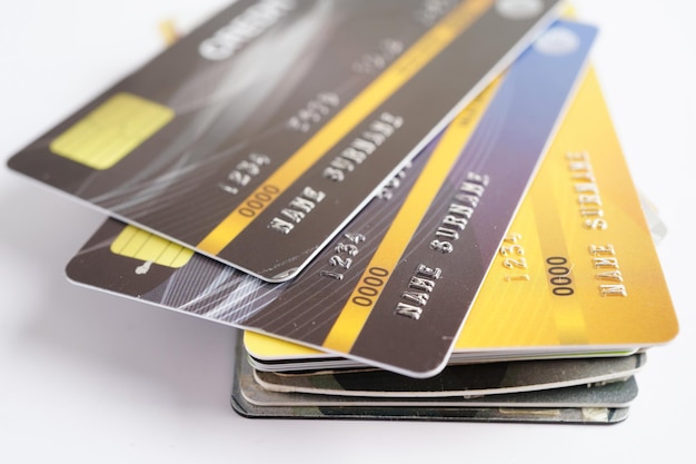 Cartão de crédito com chave de bloqueio de senha e notas de dinheiro em dólares americanos conceito de negócio de segurança financeira